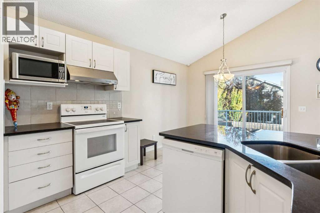 1048 Bridlemeadows Manor Sw, Calgary, Alberta  T2Y 4K9 - Photo 12 - A2262295