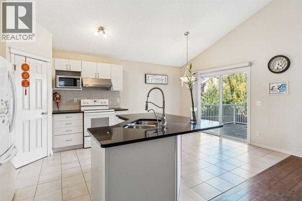 1048 Bridlemeadows Manor Sw, Calgary, Alberta  T2Y 4K9 - Photo 11 - A2262295