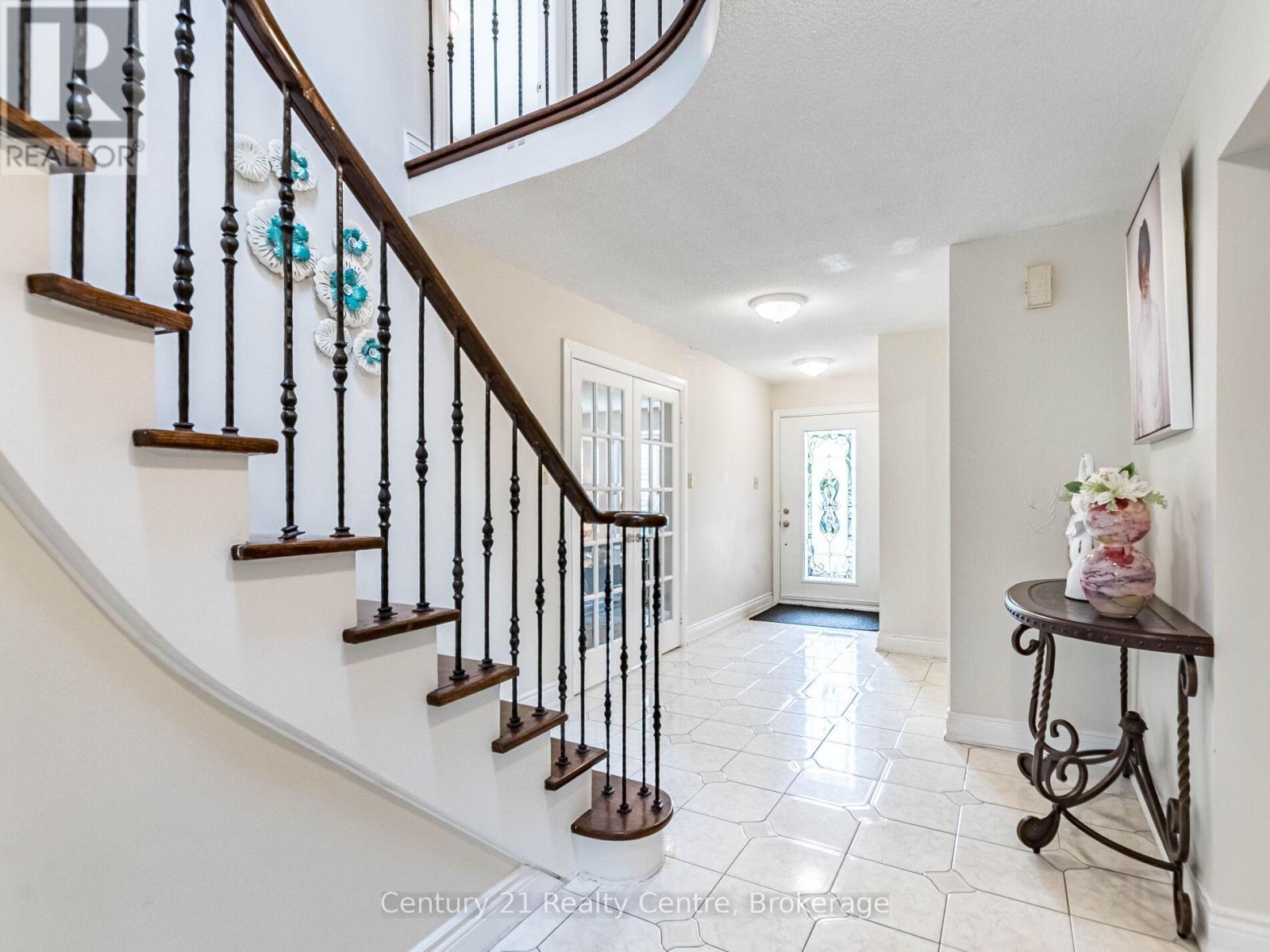 3349 Loyalist Drive, Mississauga, Ontario  L5L 5T9 - Photo 4 - W12500538