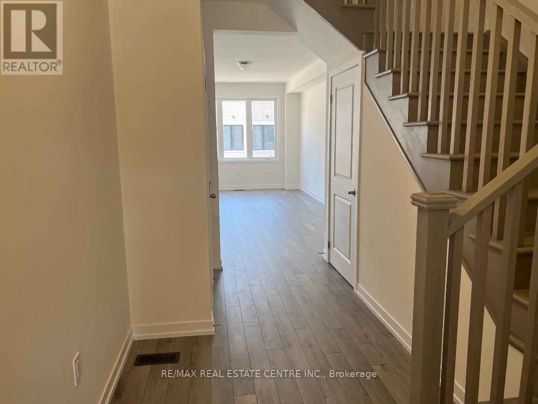 1551 Rose Way, Milton, Ontario  L9E 1V8 - Photo 9 - W12500540