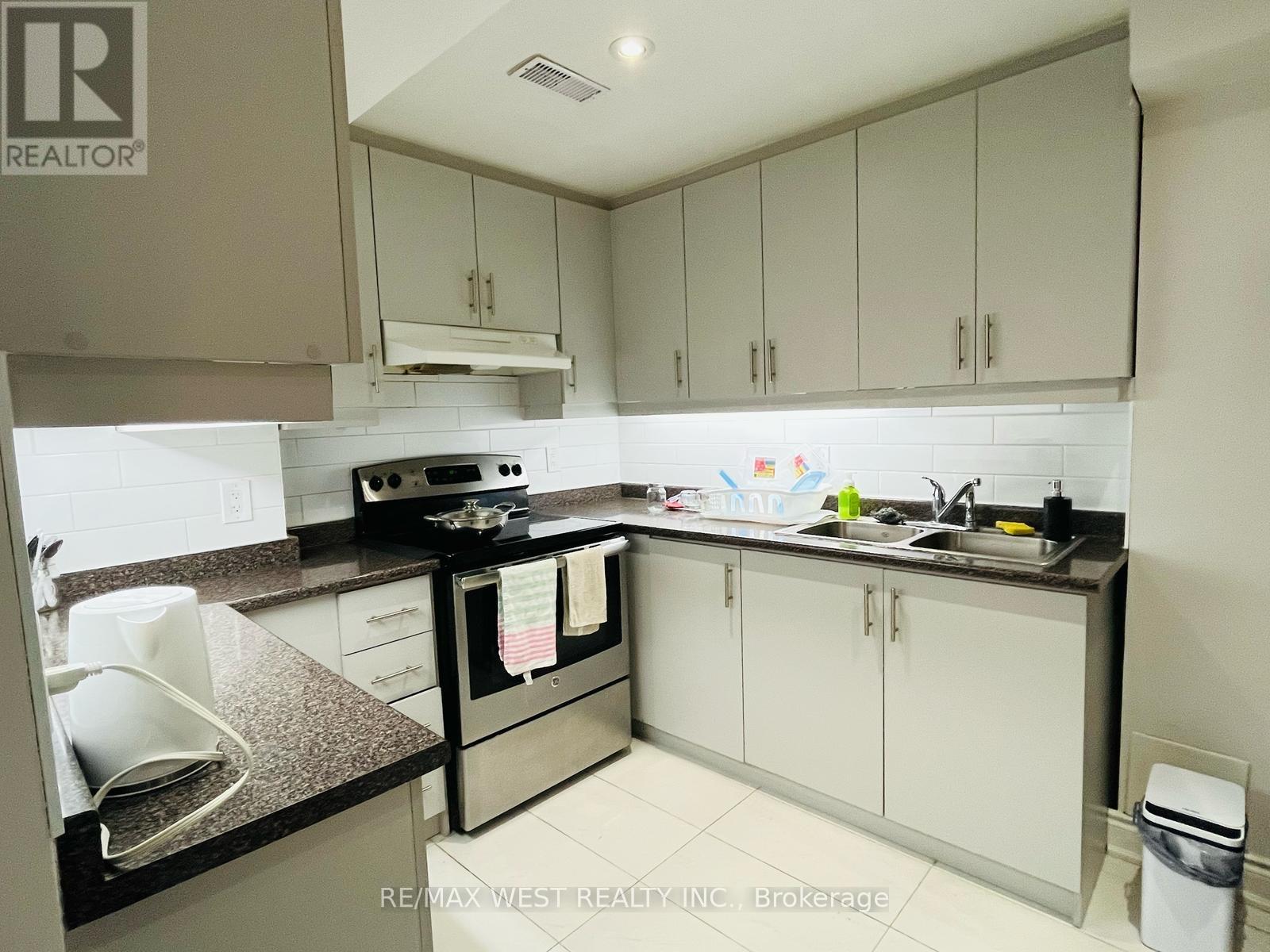 76 Lexington Road, Brampton, Ontario  L6P 2B1 - Photo 5 - W12500584