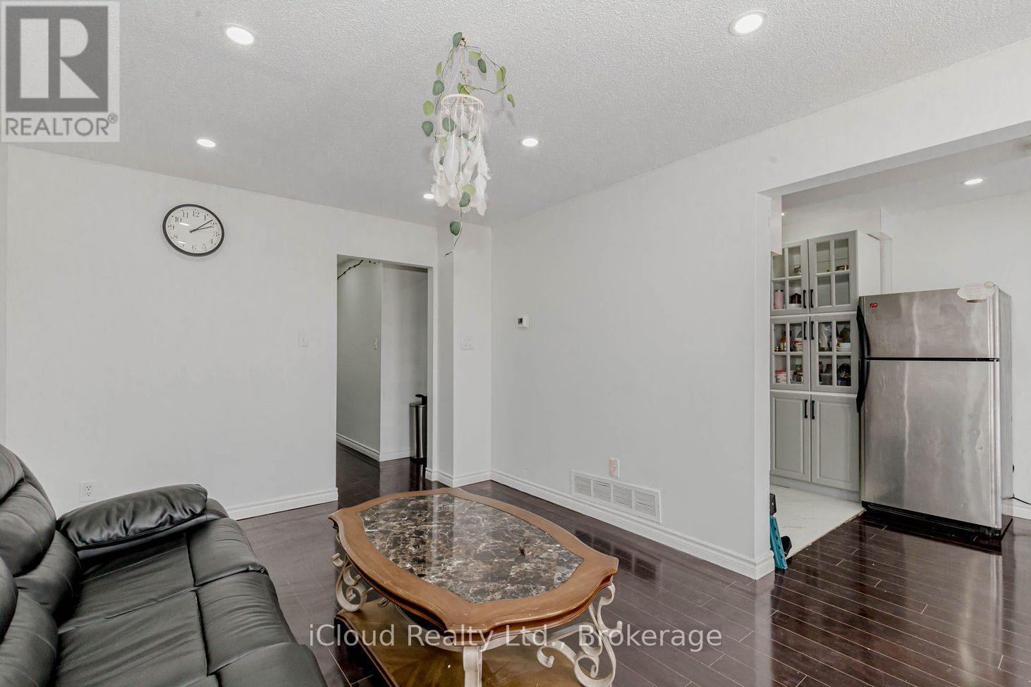 Unit 1 - 7406 Darcel Avenue E, Mississauga, Ontario  L4T 2X7 - Photo 7 - W12497808