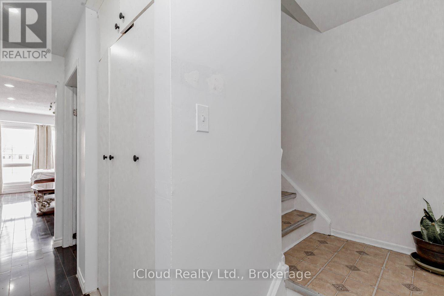 Unit 1 - 7406 Darcel Avenue E, Mississauga, Ontario  L4T 2X7 - Photo 5 - W12497808