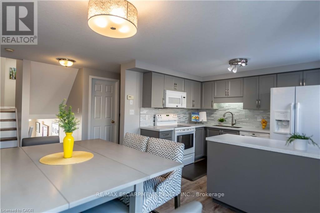 136 Donnenwerth Drive, Kitchener, Ontario  N2E 4C8 - Photo 10 - X12500696