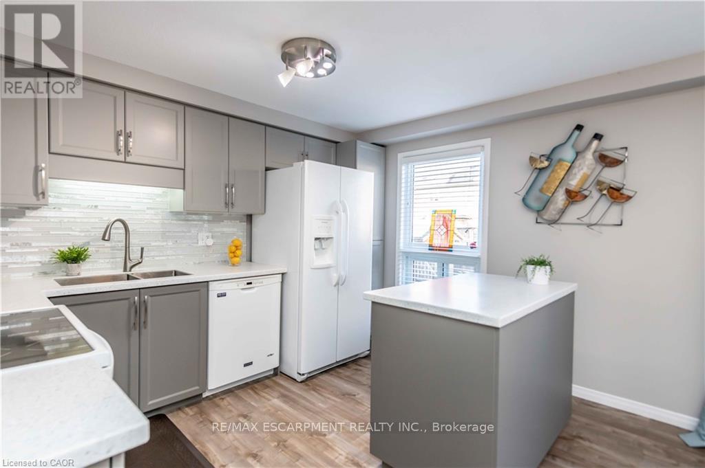 136 Donnenwerth Drive, Kitchener, Ontario  N2E 4C8 - Photo 6 - X12500696