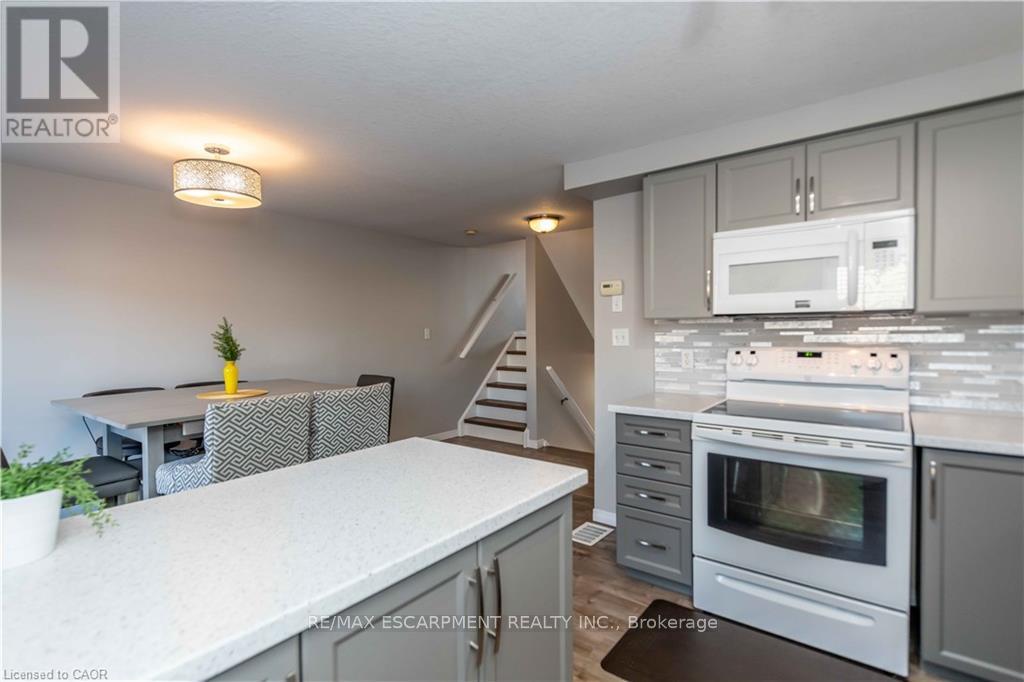 136 Donnenwerth Drive, Kitchener, Ontario  N2E 4C8 - Photo 7 - X12500696