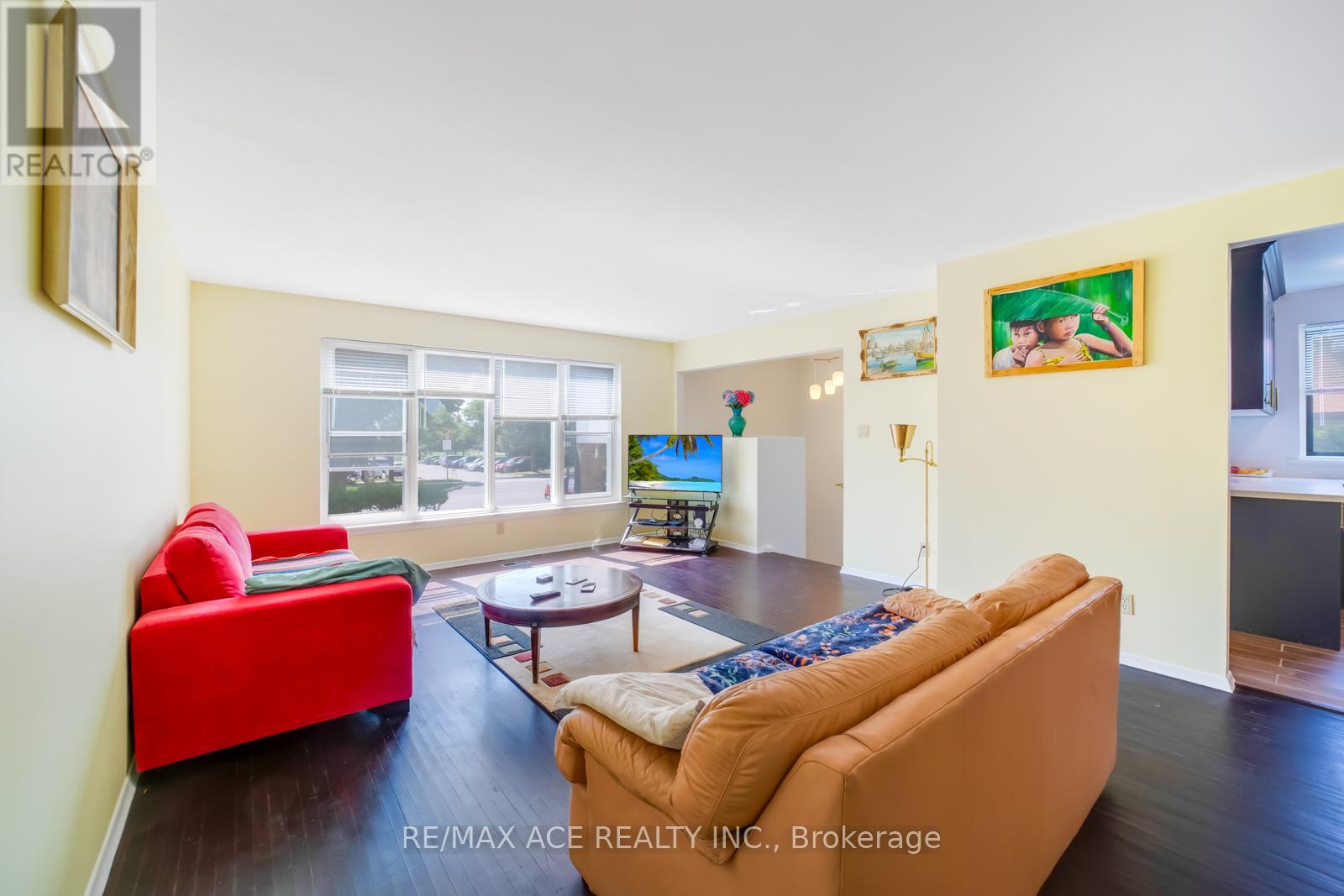 96 Invergordon Avenue, Toronto, Ontario  M1S 2Z2 - Photo 9 - E12500710