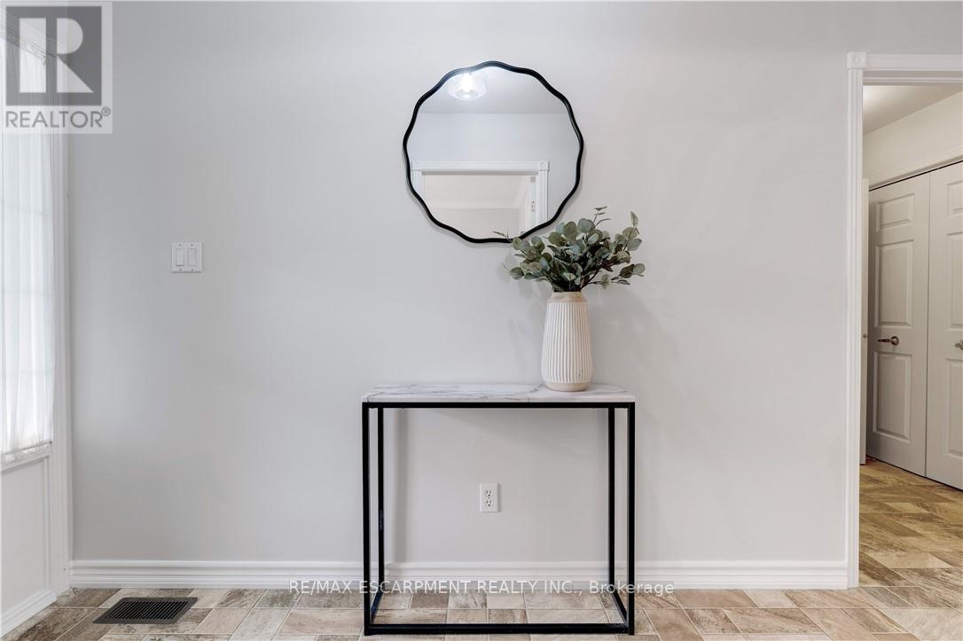 6 Village Drive, West Lincoln, Ontario  L0R 2A0 - Photo 8 - X12500762