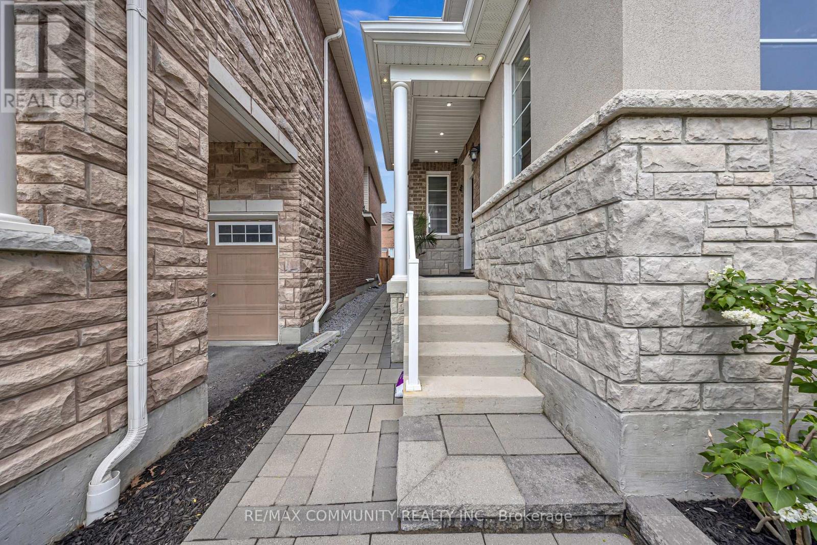 1055 Foxtail Crescent, Pickering, Ontario  L1X 0E7 - Photo 3 - E12500794