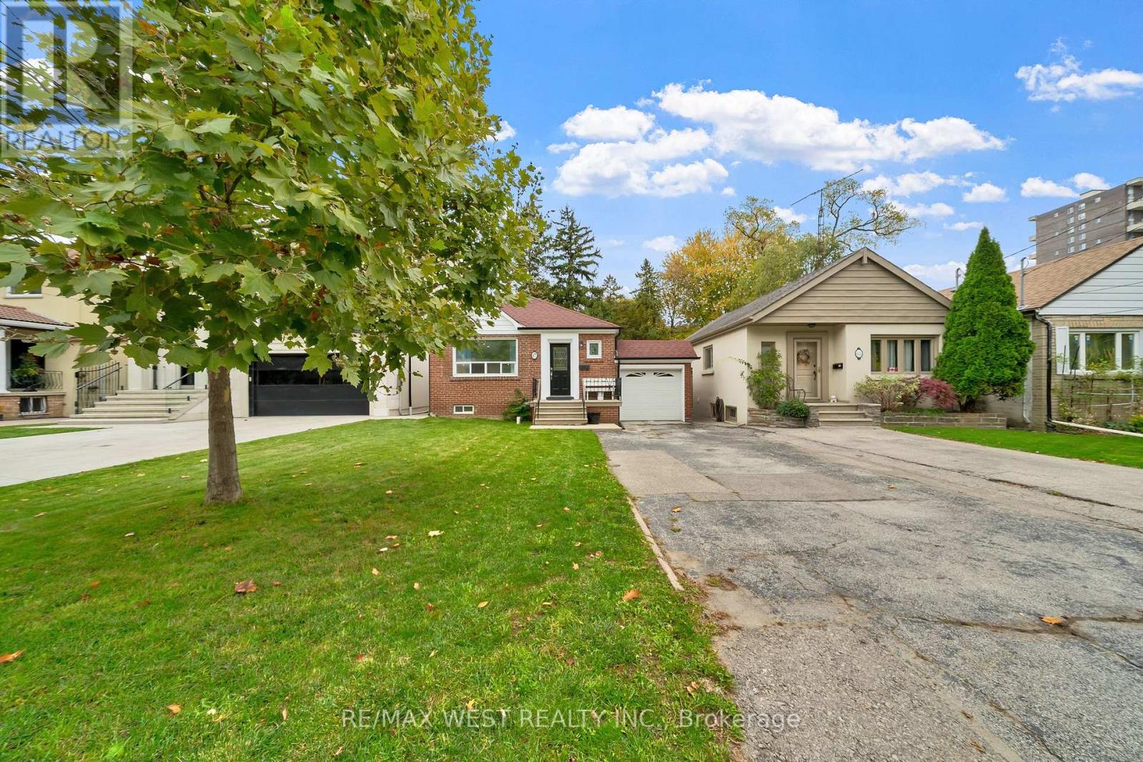 67 South Kingsway, Toronto, Ontario  M6S 3T4 - Photo 2 - W12500770