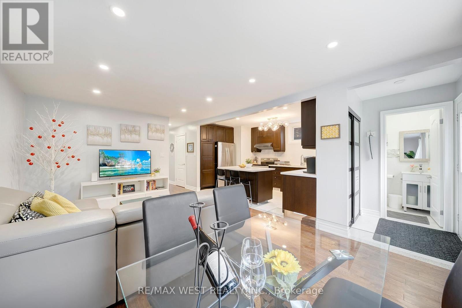 67 South Kingsway, Toronto, Ontario  M6S 3T4 - Photo 5 - W12500770