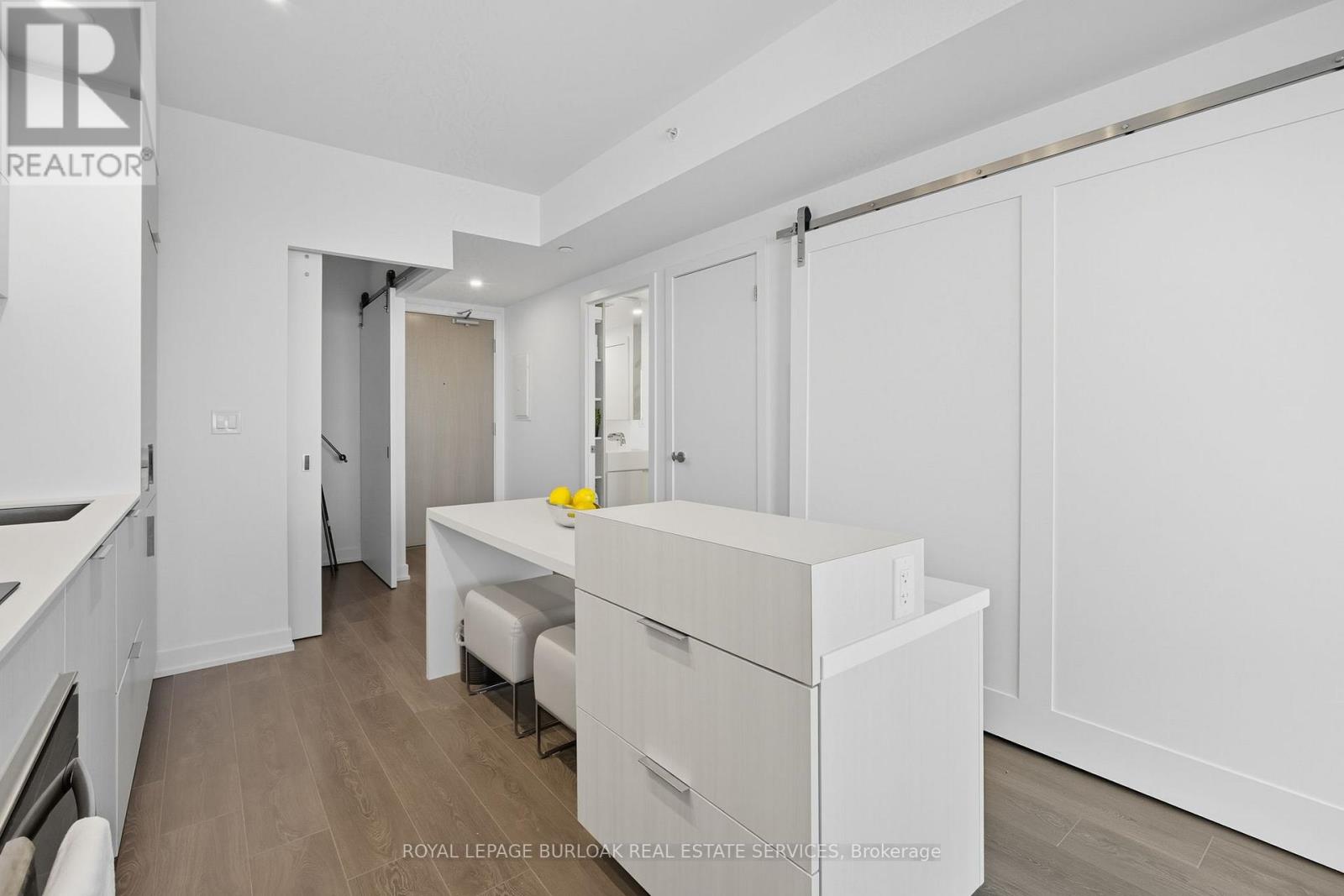 1805 - 370 Martha Street, Burlington, Ontario  L7R 0G9 - Photo 4 - W12500774