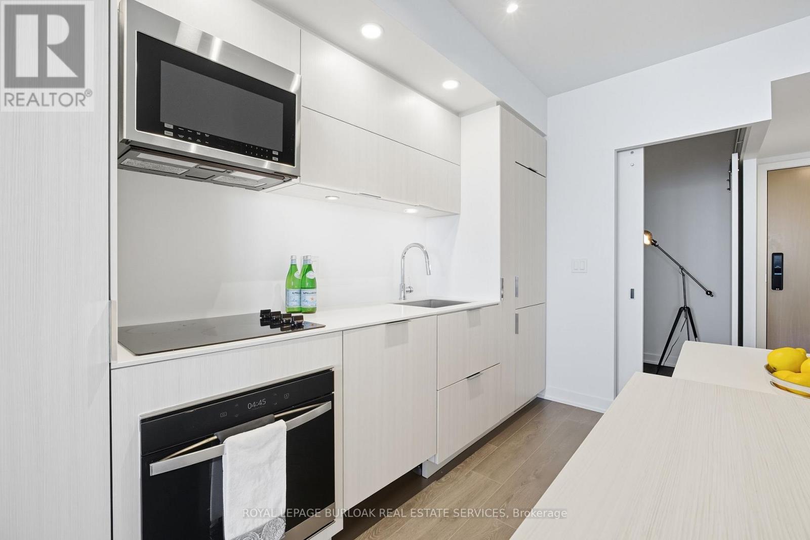 1805 - 370 Martha Street, Burlington, Ontario  L7R 0G9 - Photo 5 - W12500774