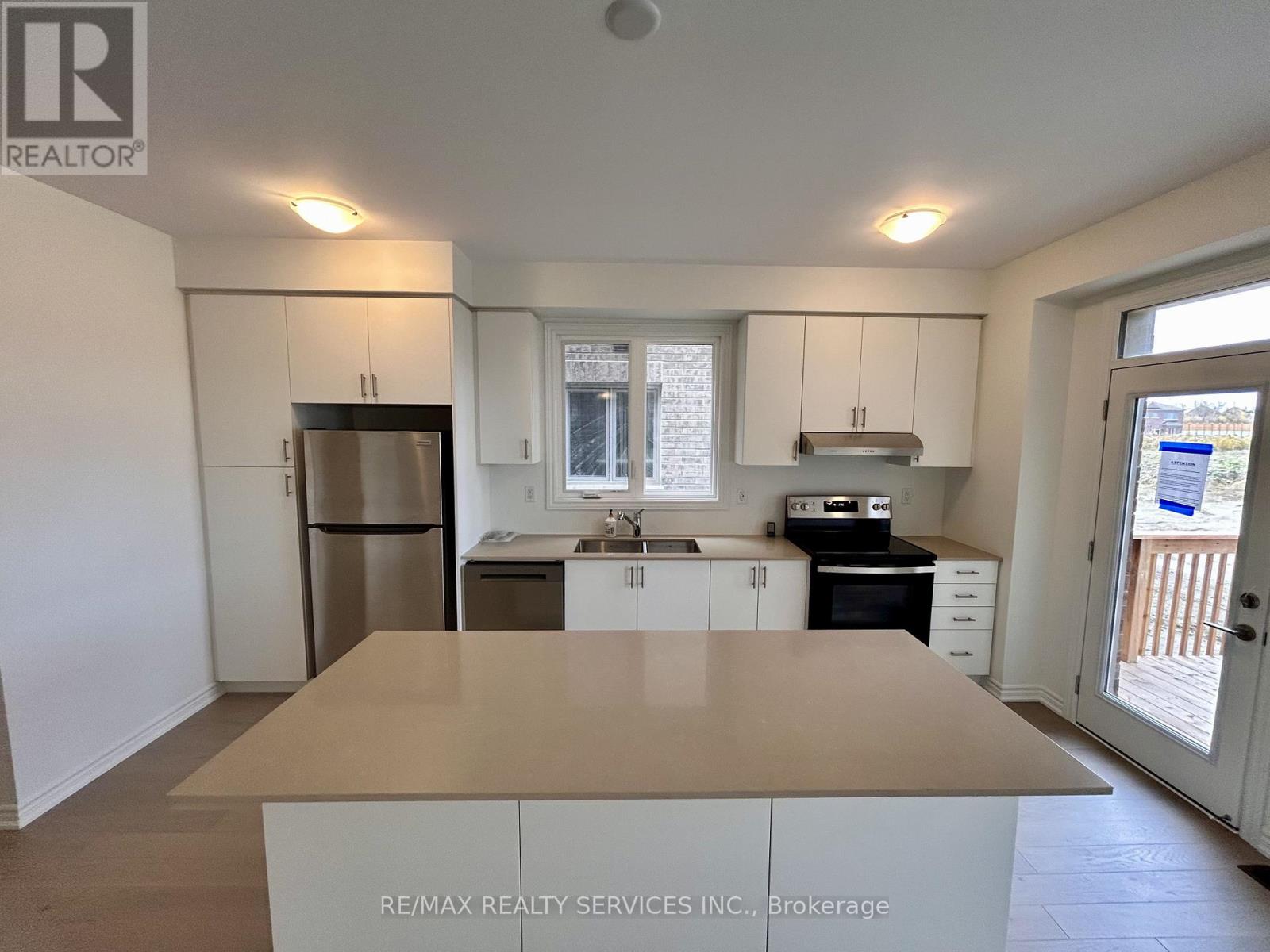 8 Bridgeland Drive, Whitby, Ontario  L1P 0R2 - Photo 4 - E12500832