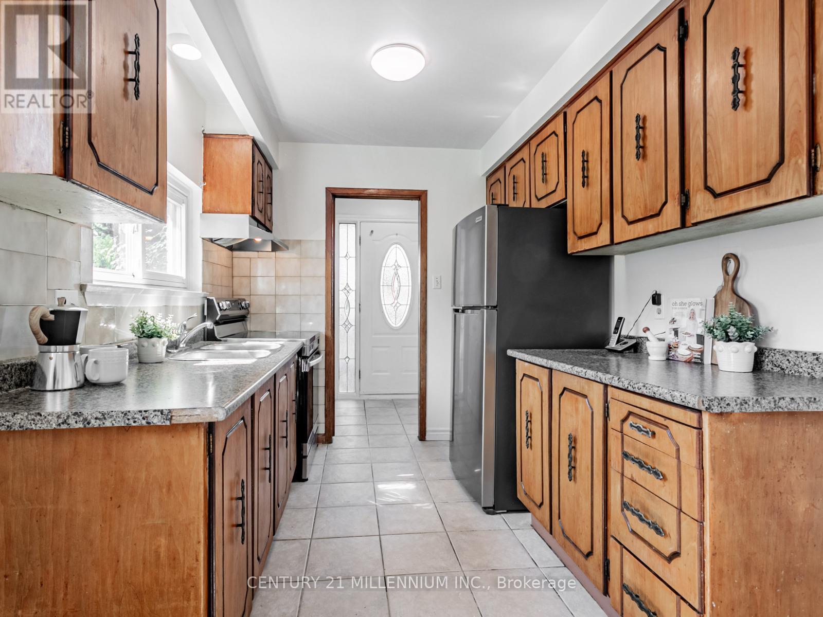 986 Mcbride Avenue, Mississauga, Ontario  L5C 1L6 - Photo 13 - W12500836