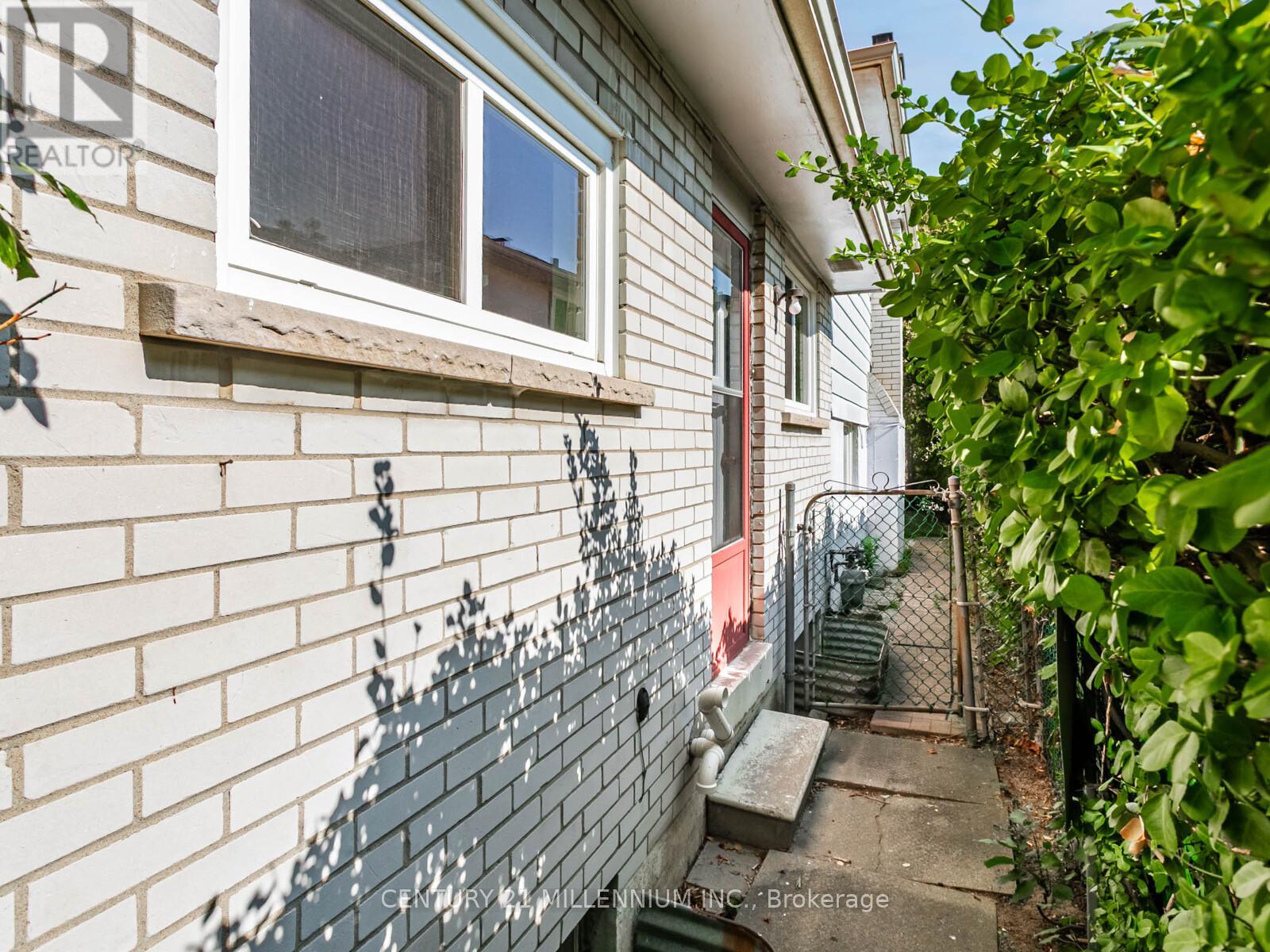 986 Mcbride Avenue, Mississauga, Ontario  L5C 1L6 - Photo 4 - W12500836