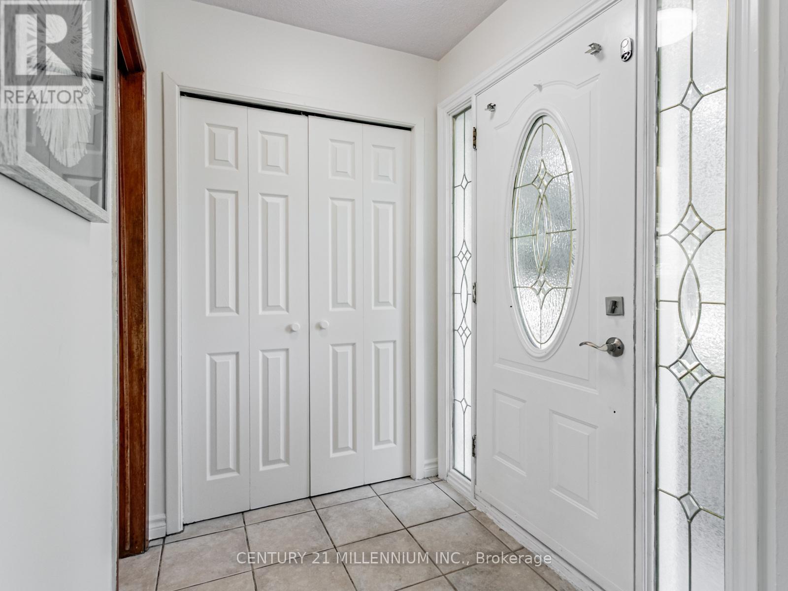 986 Mcbride Avenue, Mississauga, Ontario  L5C 1L6 - Photo 5 - W12500836