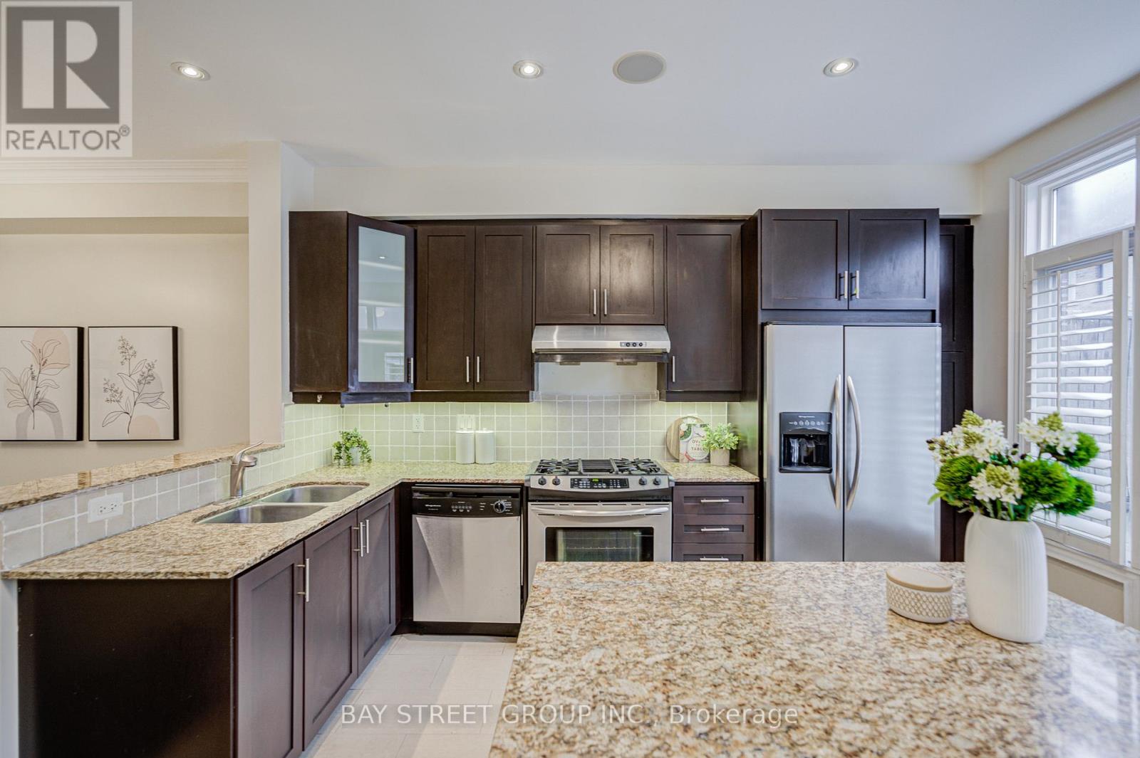 51 Lobo Mews, Toronto, Ontario  M8Z 0B2 - Photo 14 - W12447246