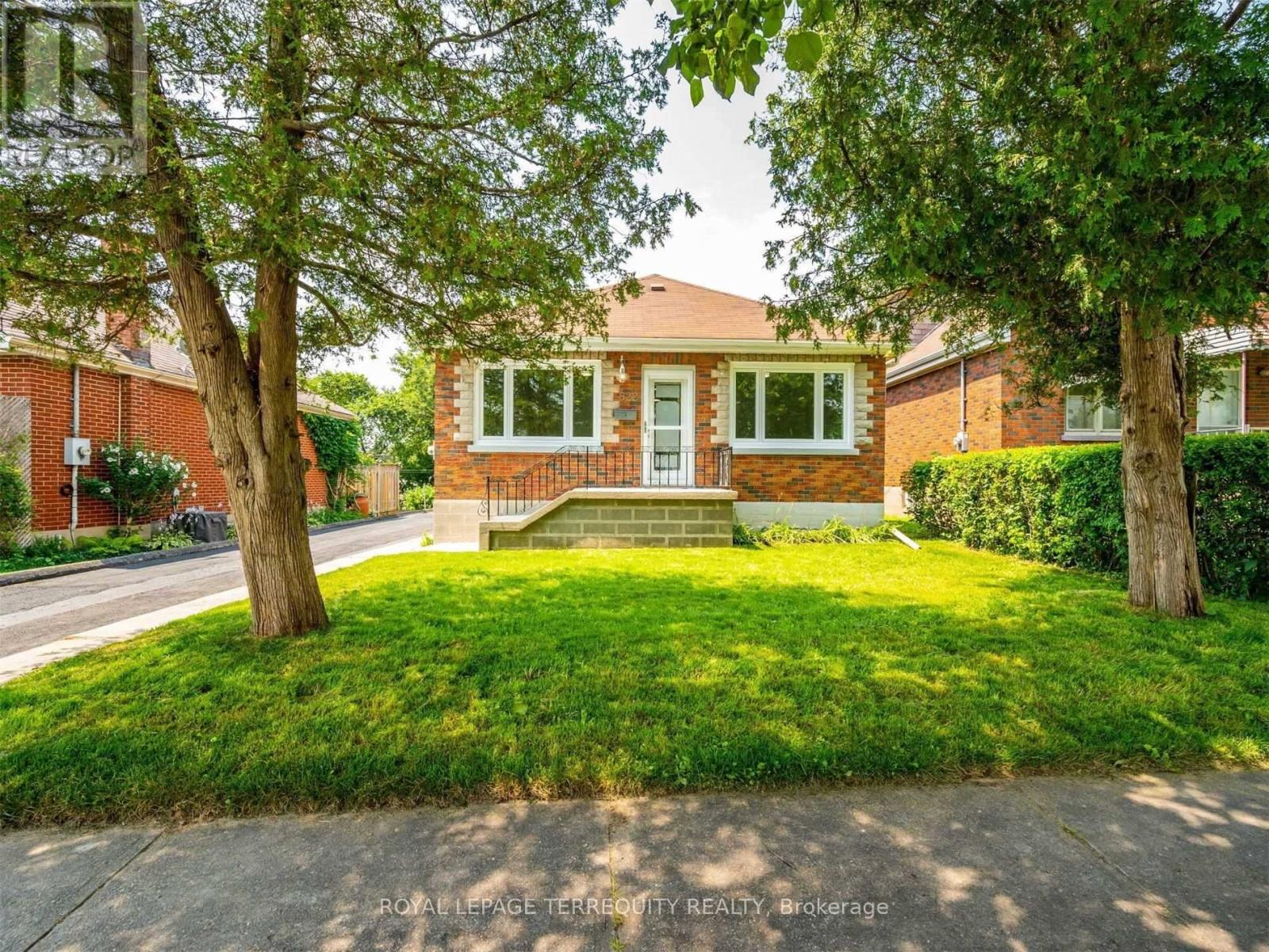 MAIN - 822 DOUGLAS STREET, Oshawa, Ontario