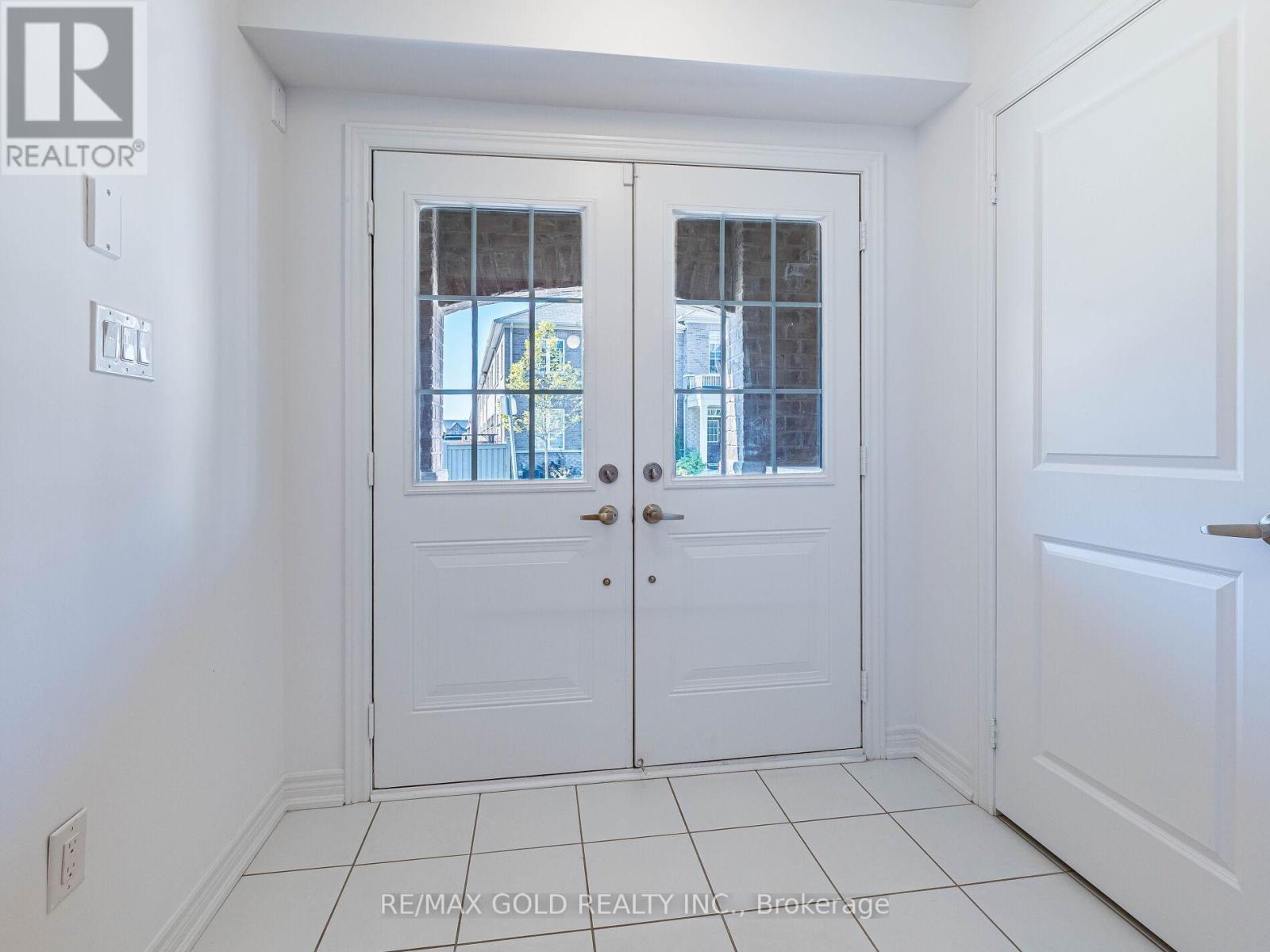 35 Labrish Road, Brampton, Ontario  L7A 5C2 - Photo 4 - W12500890