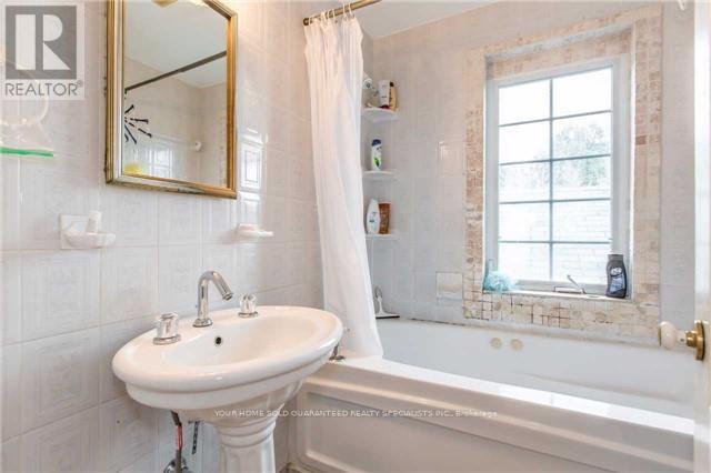 3 Holmesdale Crescent, Toronto, Ontario  M6E 1Y3 - Photo 8 - W12500918