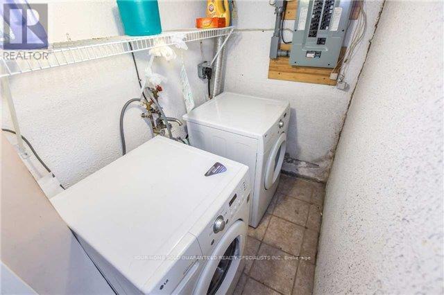 3 Holmesdale Crescent, Toronto, Ontario  M6E 1Y3 - Photo 9 - W12500918