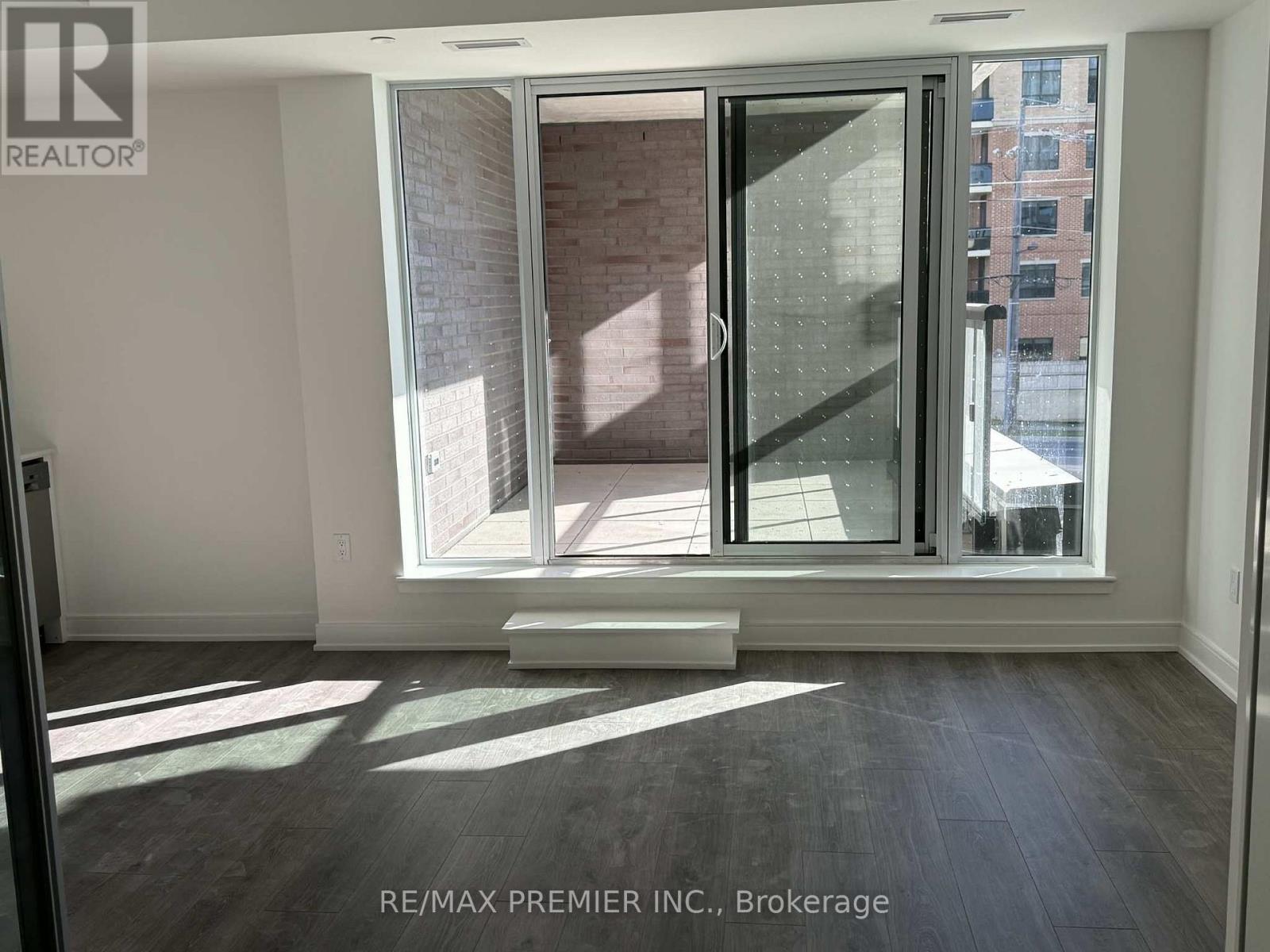 B212 - 715 Davis Drive, Newmarket (Huron Heights-Leslie Valley), Ontario  L3Y 0J2 - Photo 2 - N12486929