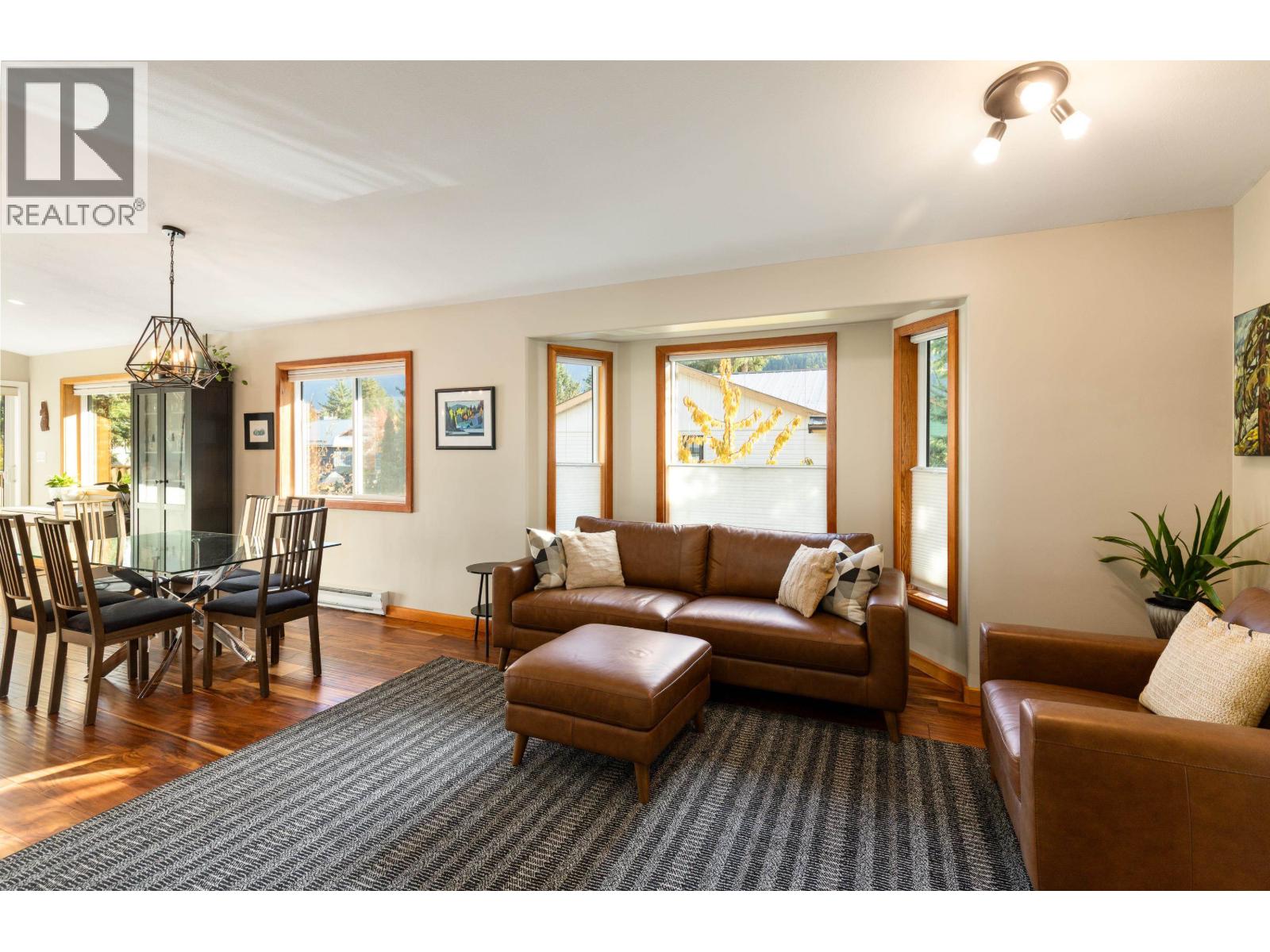 7386 Laurel Street, Pemberton, British Columbia  V0N 2L0 - Photo 2 - R3063869