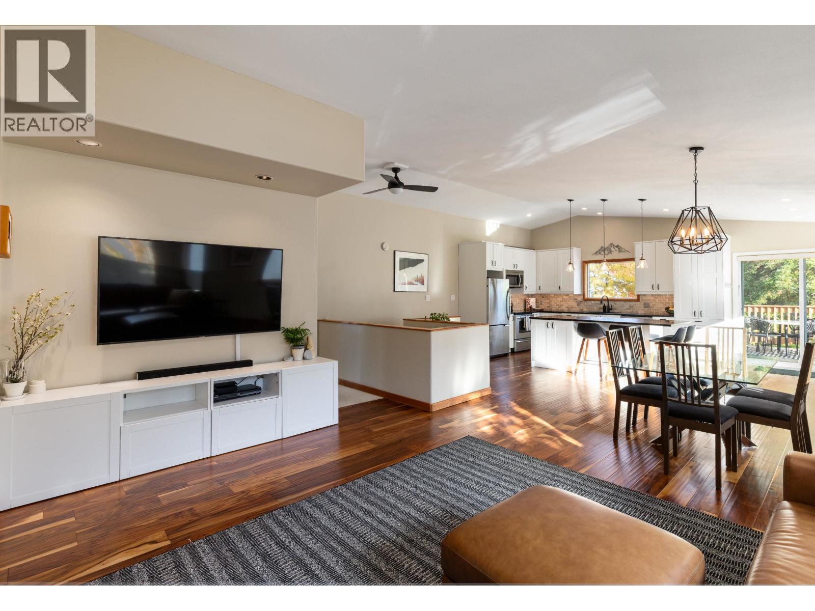 7386 Laurel Street, Pemberton, British Columbia  V0N 2L0 - Photo 5 - R3063869