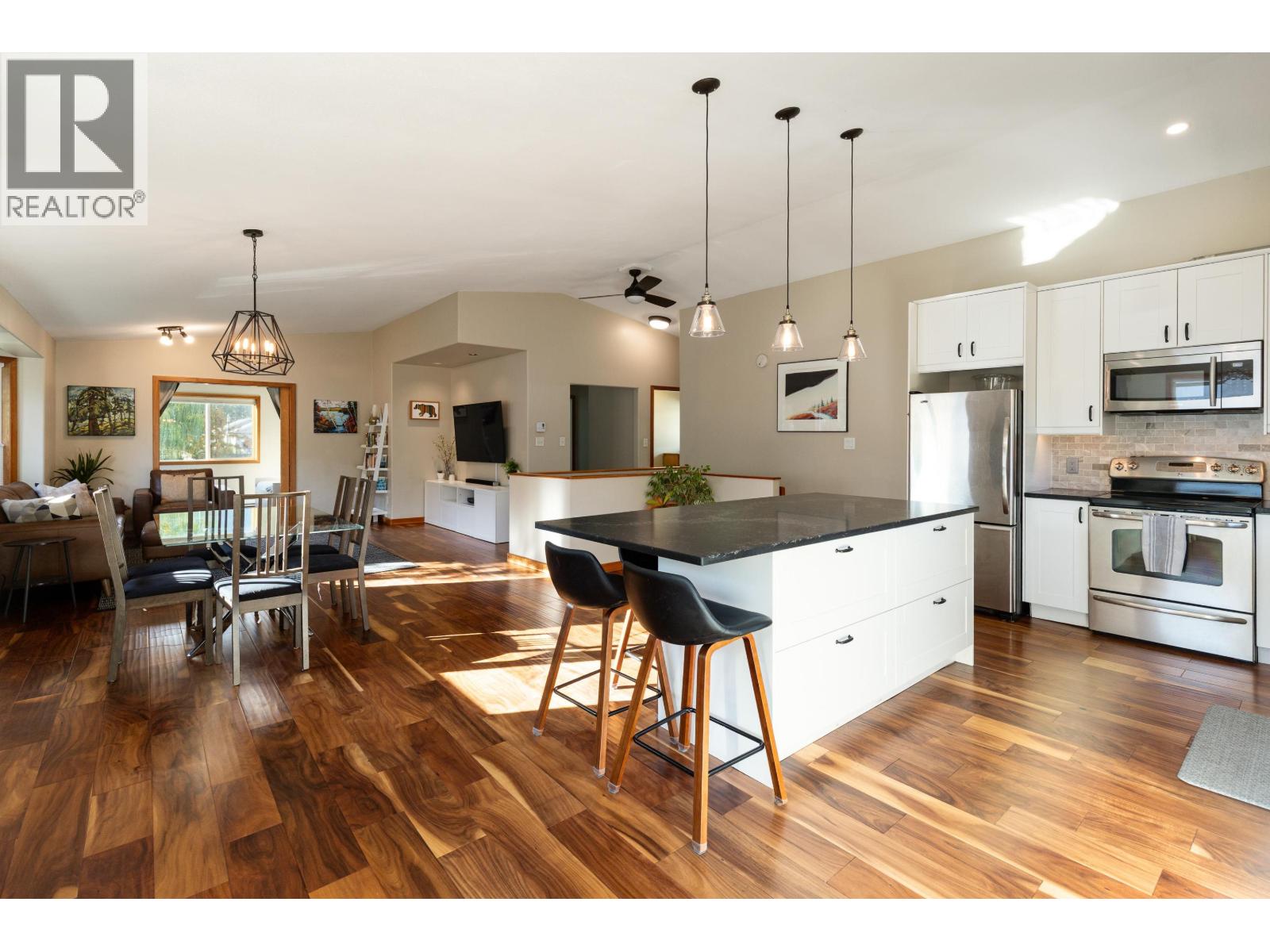 7386 Laurel Street, Pemberton, British Columbia  V0N 2L0 - Photo 7 - R3063869