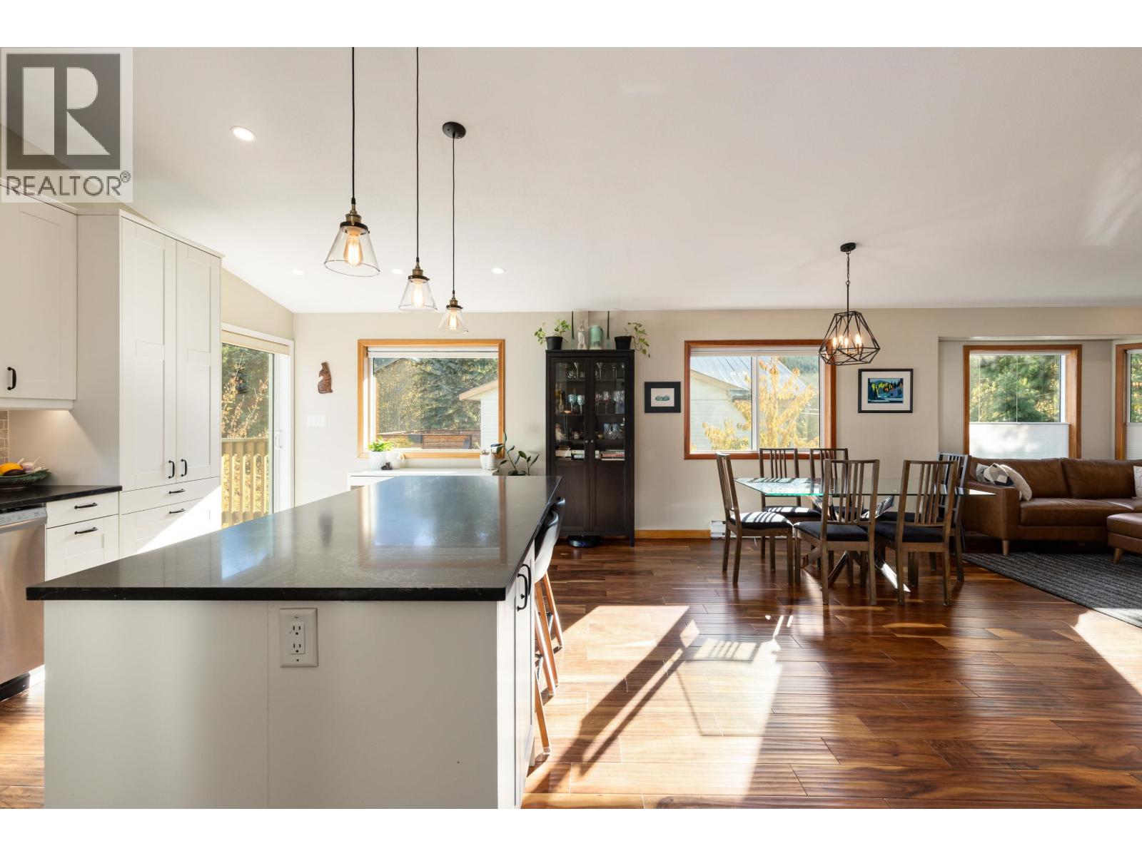 7386 Laurel Street, Pemberton, British Columbia  V0N 2L0 - Photo 9 - R3063869