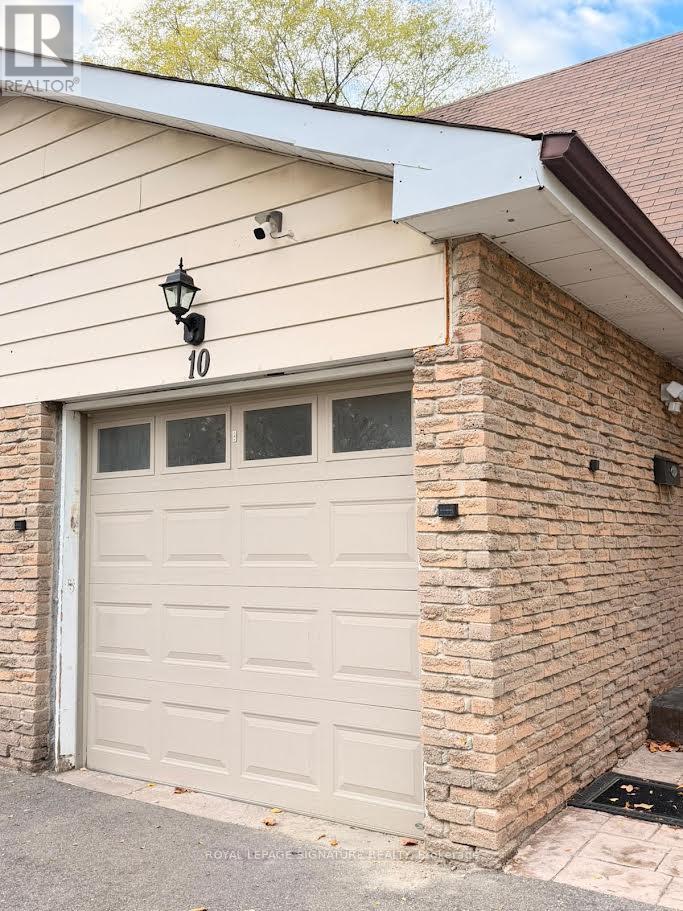 10 Salisbury Circle, Brampton, Ontario  L6V 2Z6 - Photo 3 - W12500930