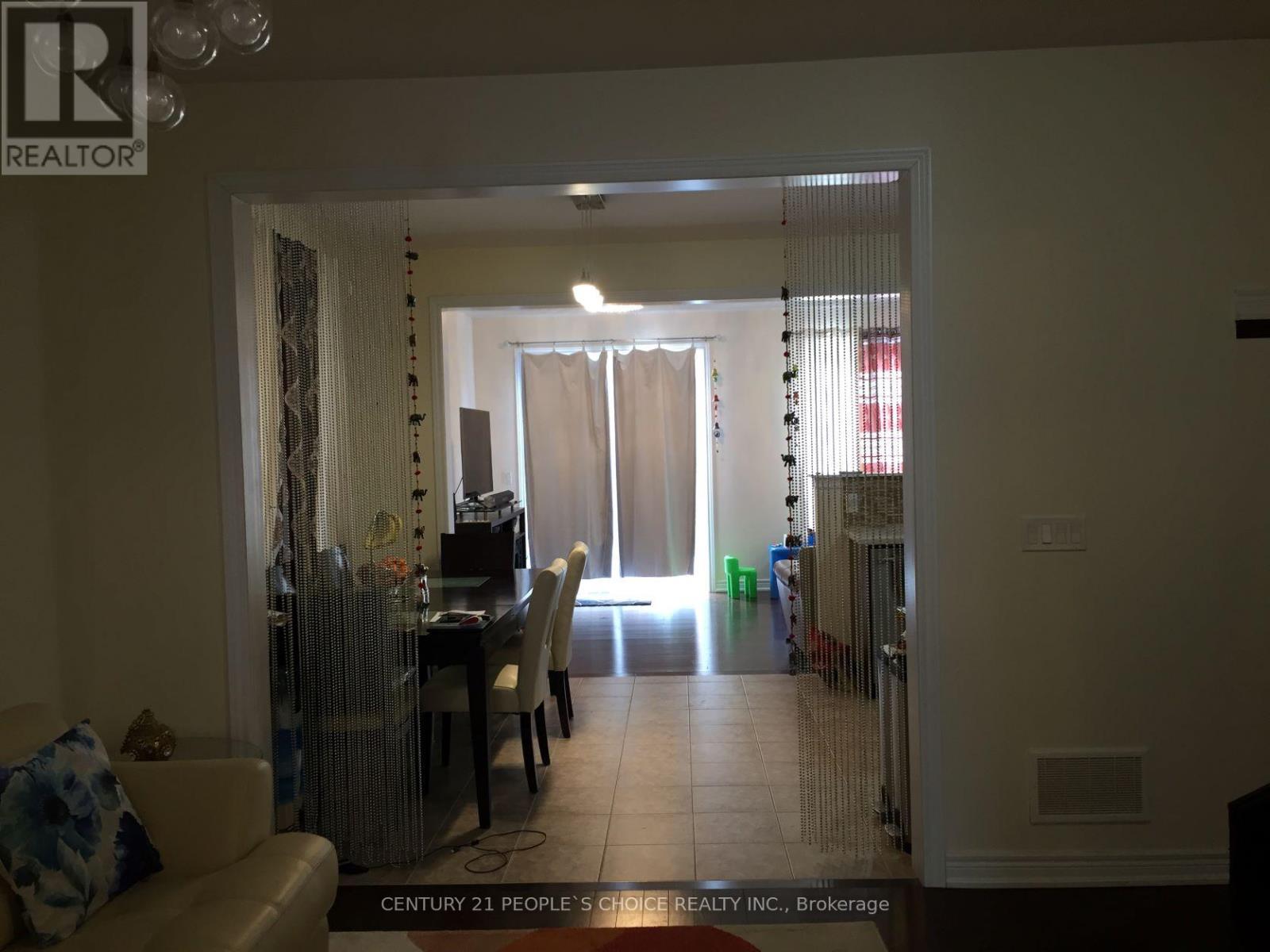 Upper - 71 Buchanan Crescent, Brampton, Ontario  L6X 5M4 - Photo 5 - W12500934