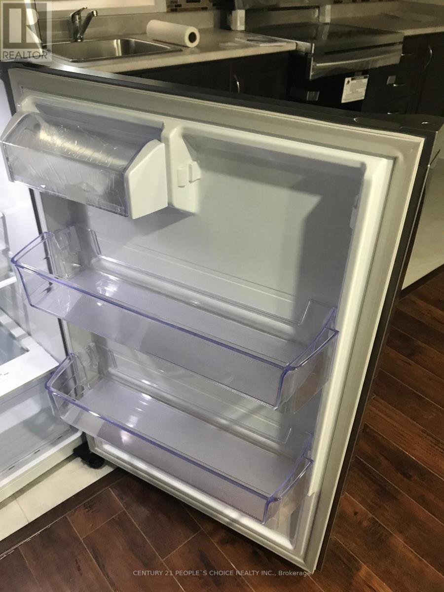 10 Amaretto Court, Brampton, Ontario  L6X 5M9 - Photo 5 - W12500942