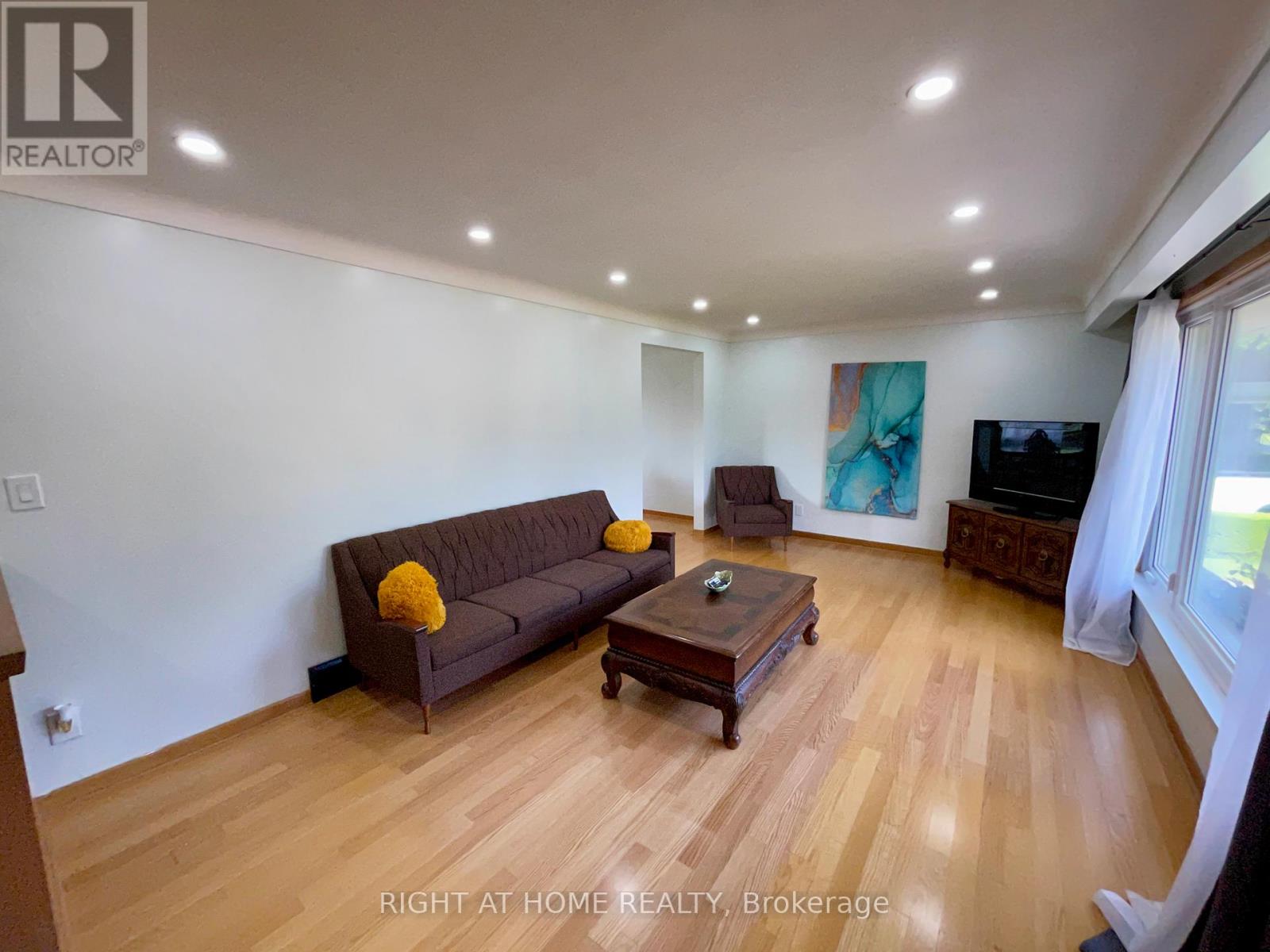 4 Valley Road, St. Catharines, Ontario  L2S 1Y6 - Photo 2 - X12500944