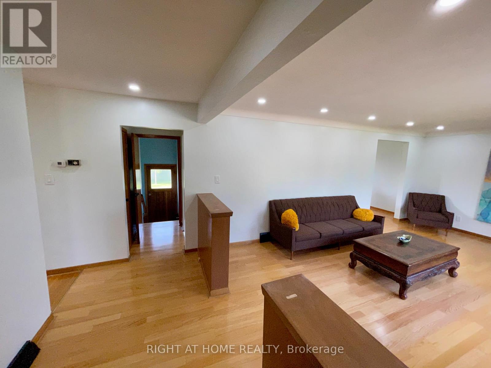 4 Valley Road, St. Catharines, Ontario  L2S 1Y6 - Photo 4 - X12500944