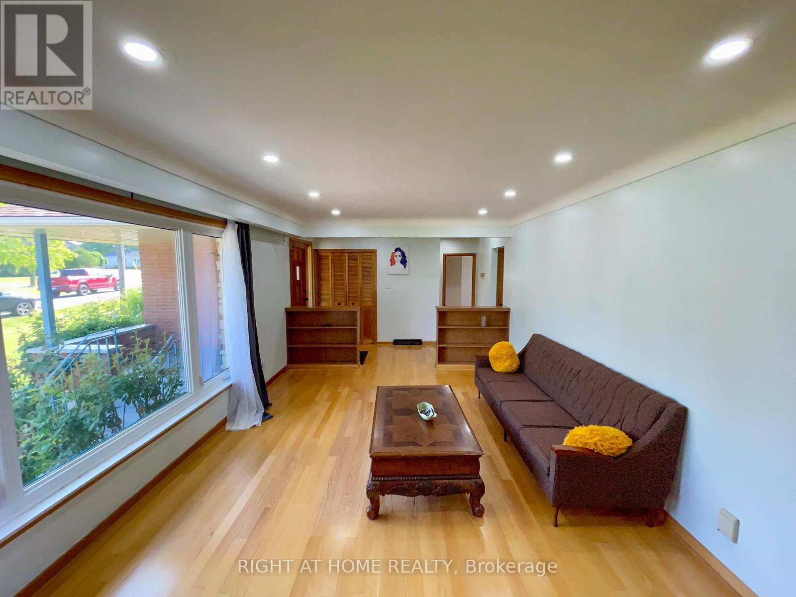 4 Valley Road, St. Catharines, Ontario  L2S 1Y6 - Photo 6 - X12500944