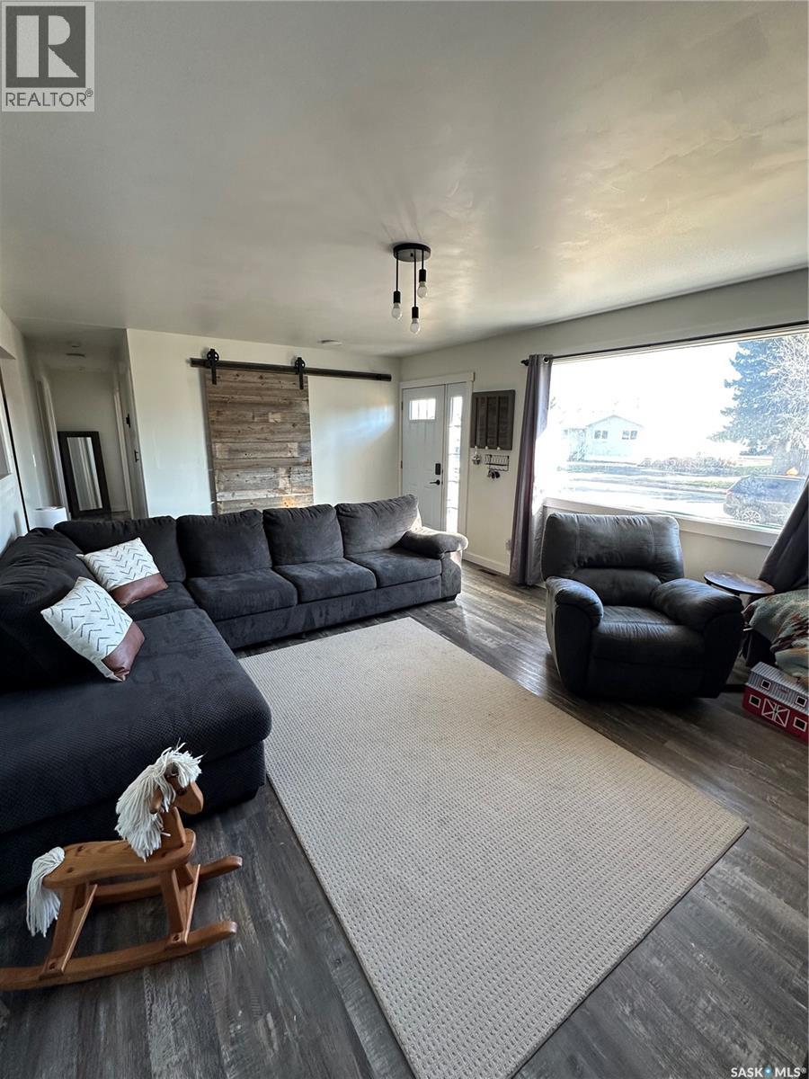 8368 Howard Avenue, Gull Lake, Saskatchewan  S0N 1A0 - Photo 3 - SK022167