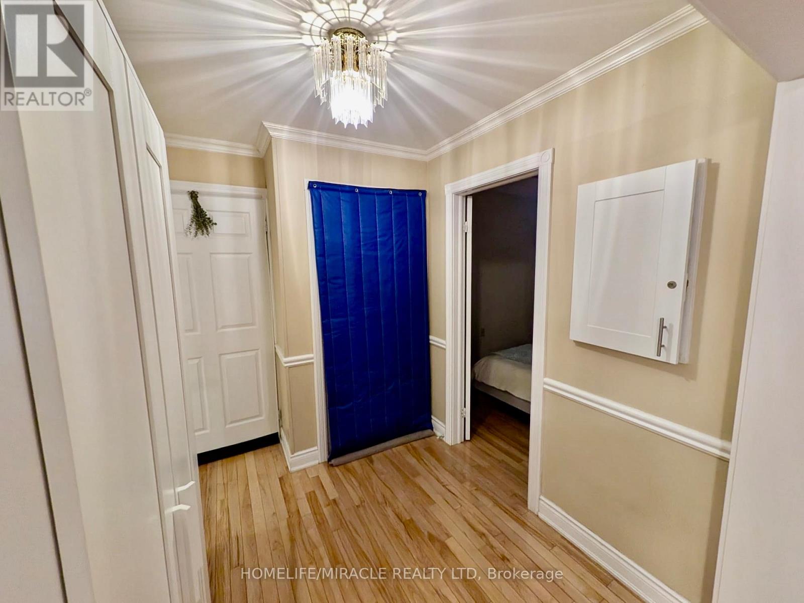 515 Louis Drive, Mississauga, Ontario  L5B 2N3 - Photo 13 - W12500956