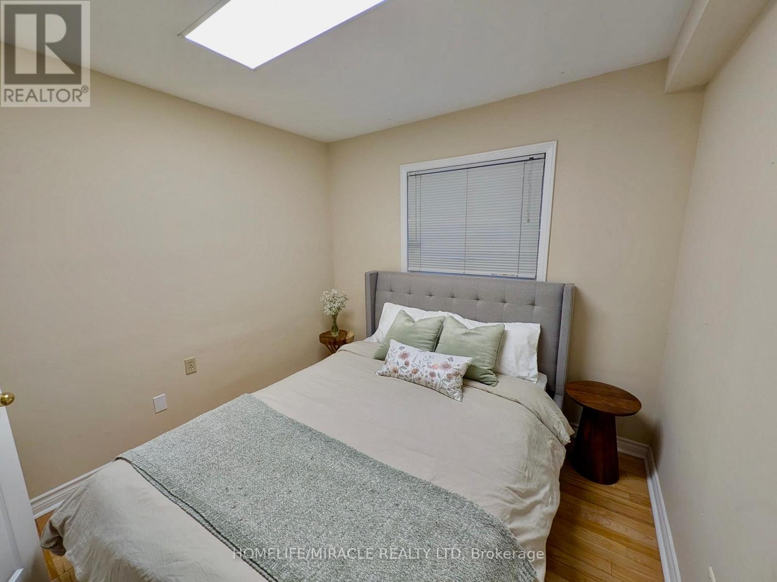 515 Louis Drive, Mississauga, Ontario  L5B 2N3 - Photo 15 - W12500956