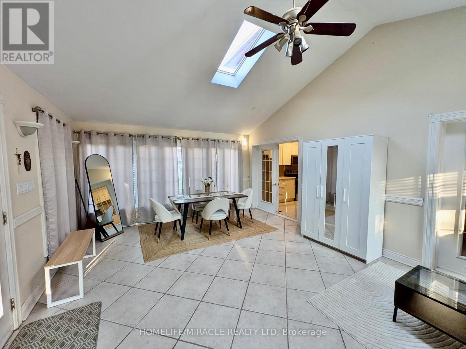 515 Louis Drive, Mississauga, Ontario  L5B 2N3 - Photo 4 - W12500956