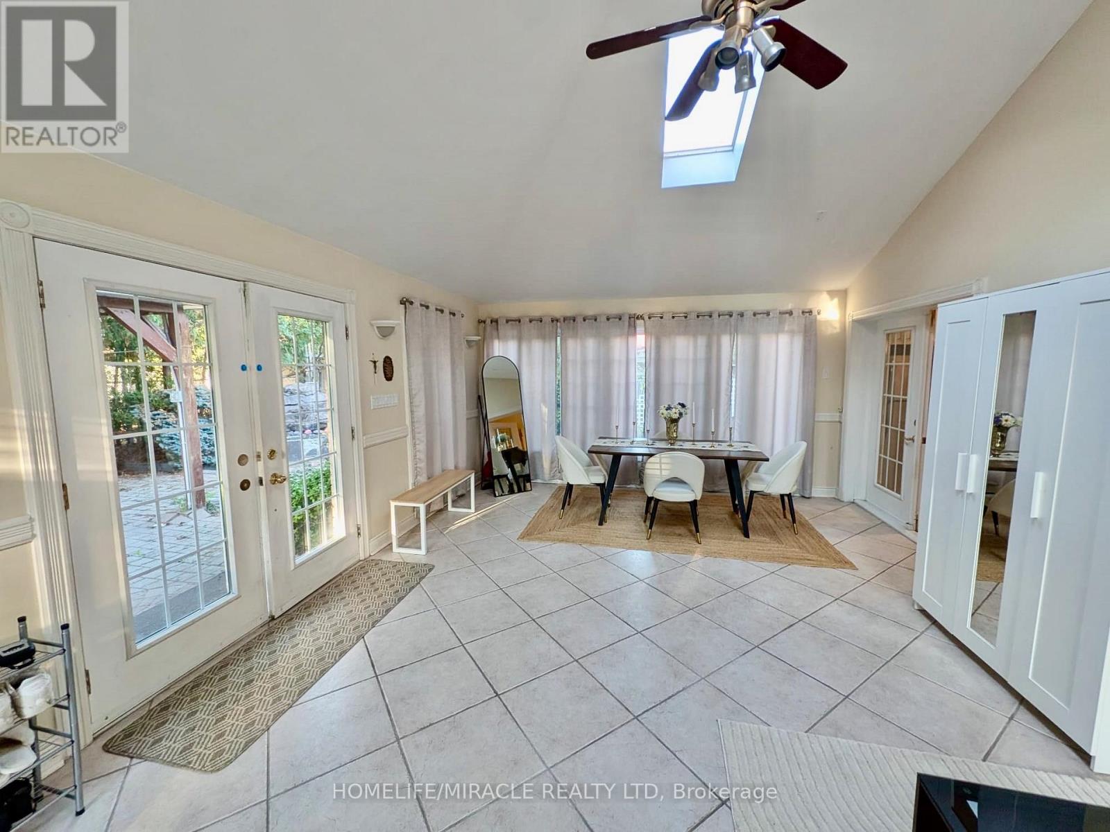 515 Louis Drive, Mississauga, Ontario  L5B 2N3 - Photo 5 - W12500956