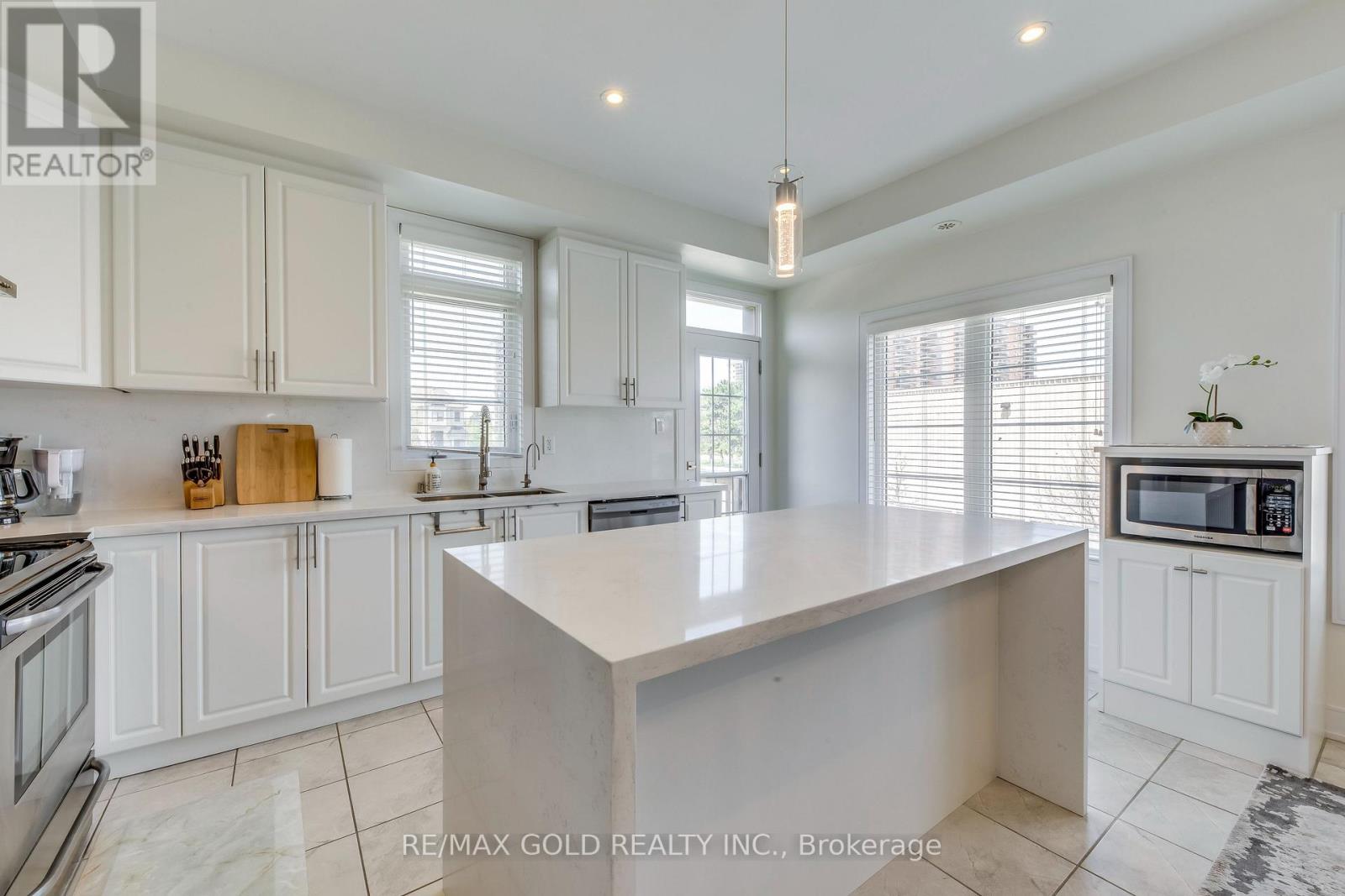 561 Mermaid Crescent, Mississauga, Ontario  L5G 1H9 - Photo 19 - W12501000