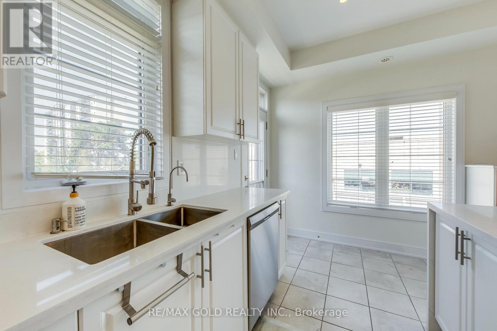 561 Mermaid Crescent, Mississauga, Ontario  L5G 1H9 - Photo 24 - W12501000