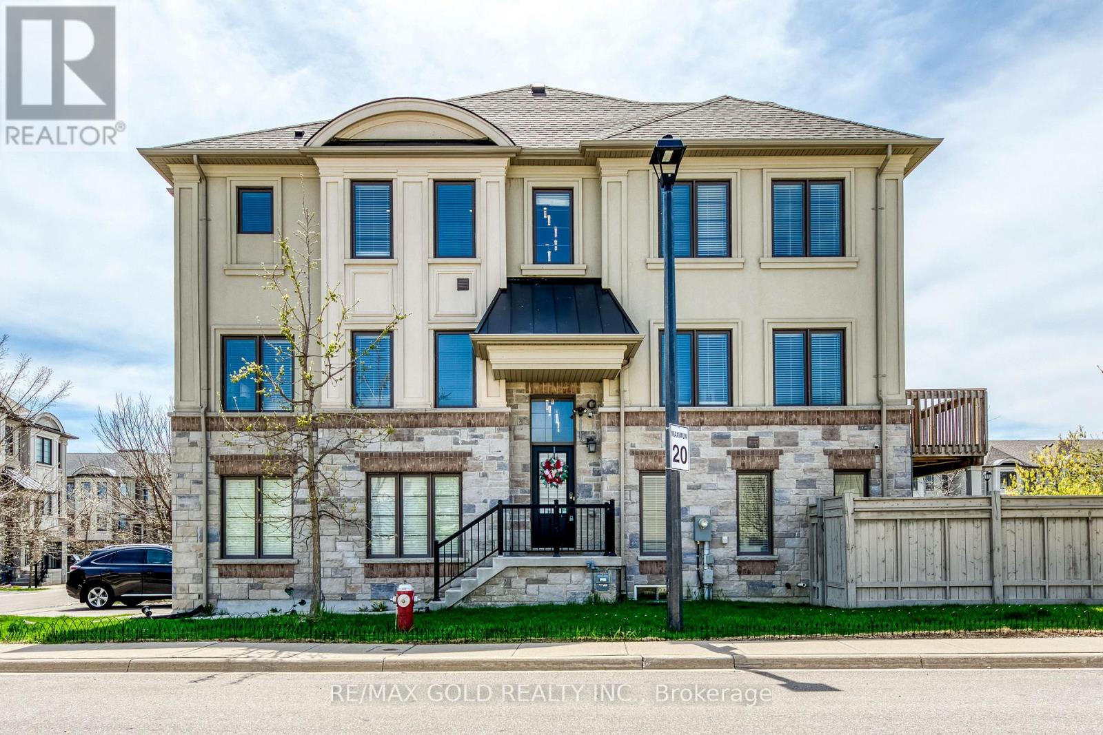 561 Mermaid Crescent, Mississauga, Ontario  L5G 1H9 - Photo 3 - W12501000