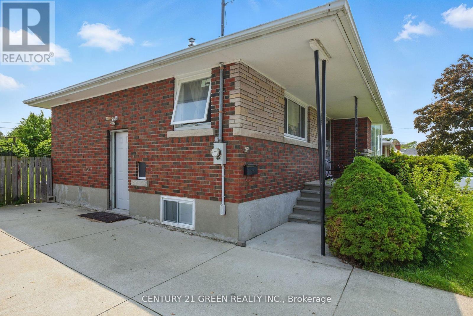 42 Bloomfield Avenue, St. Catharines, Ontario  L2P 1X3 - Photo 3 - X12500954