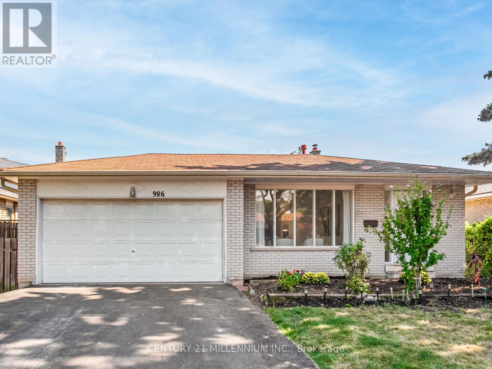 986 Mcbride Avenue, Mississauga, Ontario  L5C 1L6 - Photo 2 - W12500836