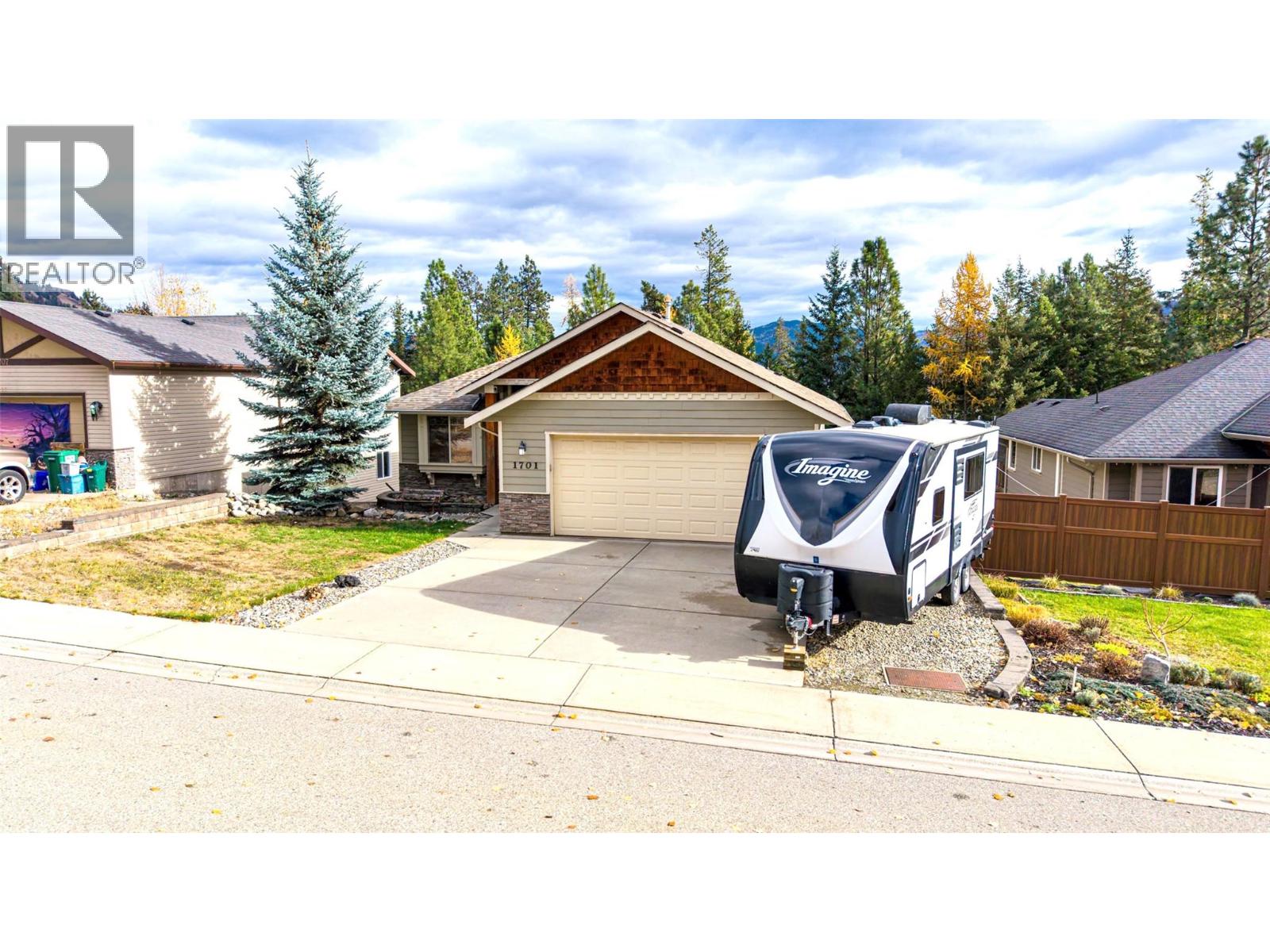 1701 Mountain View Avenue, Lumby, British Columbia