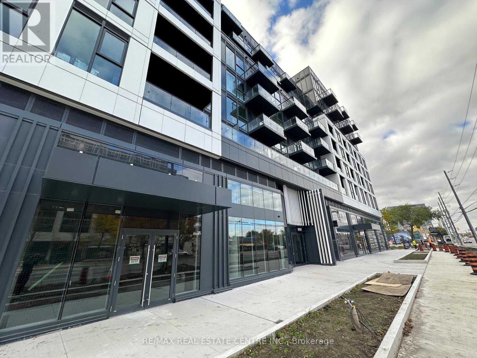 318 - 1037 THE QUEENSWAY, Toronto, Ontario