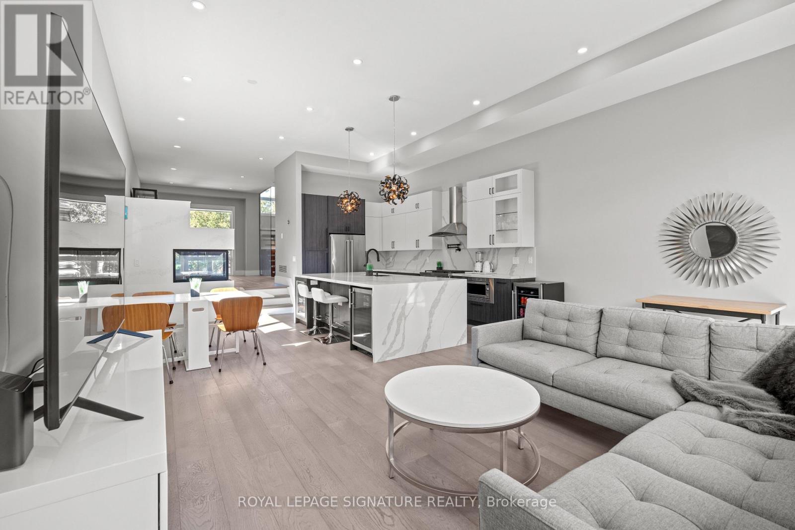 425b Valermo Drive, Toronto, Ontario  M8W 2M2 - Photo 2 - W12501024